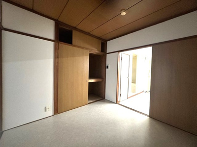 【居間・リビング】 | 花園ビル | 洋室4.5帖☆洋室6帖のお部屋に繋がっています♪収納スペースがあるので、荷物をたっぷり収納できてお部屋が片付きます☆