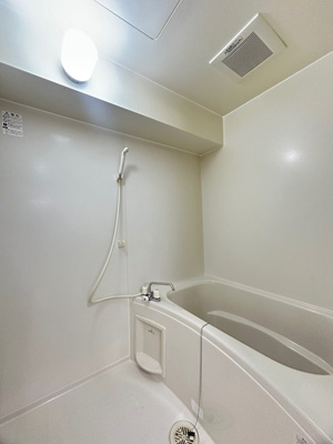 【浴室】 | 花園ビル | 清潔感のある浴室です♪ゆったりお風呂に浸かって一日の疲れもリフレッシュできますね☆ゆったりバスタイムでリラックス☆