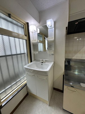 【独立洗面台】 | 花園ビル | 独立洗面台付きで朝の準備もらくらく♪お化粧するときに大活躍ですね！