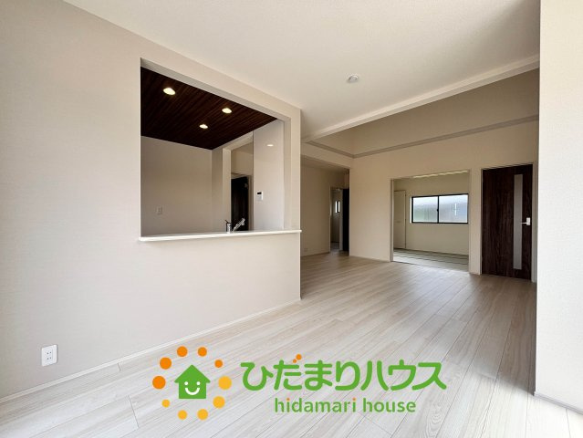 加須市日出安　新築一戸建て　01　リーブルガーデンの居間・リビング|リビングの大きい窓からの光が入って開放的なレイアウト。明るい色の床なのでどんな家具にもマッチします☆彡