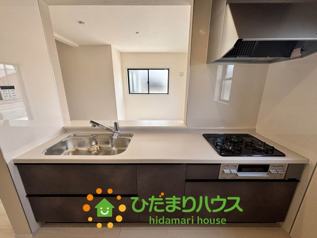 加須市日出安　新築一戸建て　01　リーブルガーデンのキッチン|3口コンロと収納豊富なキッチンで、ママの毎日のお料理もはかどります☆
