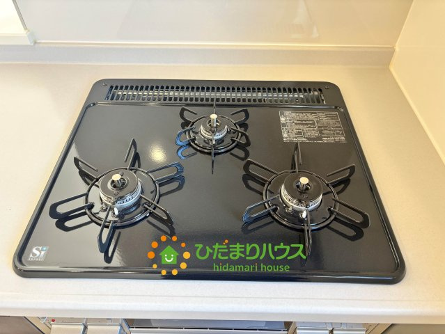 加須市日出安　新築一戸建て　01　リーブルガーデンの設備|三ツ口コンロ仕様です。