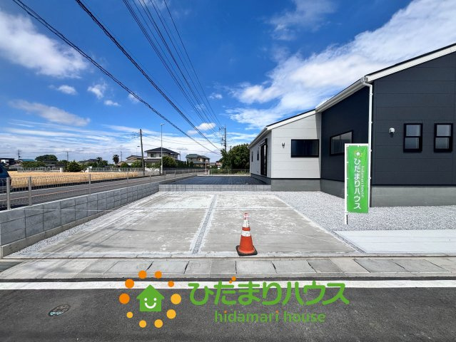 加須市日出安　新築一戸建て　01　リーブルガーデンの駐車場|急な来客時にも安心な、並列駐車2台まで可能です(^^♪