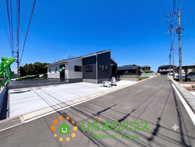 加須市日出安　新築一戸建て　01　リーブルガーデンの前面道路含む現地写真|前面道路は車通りも少なく広くて安心です。