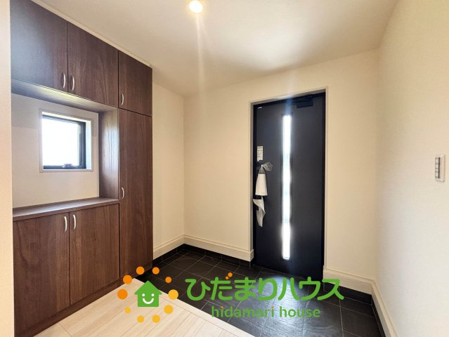 加須市日出安　新築一戸建て　01　リーブルガーデンの玄関|玄関がひろいので親子で並んで仲良く靴が履けますね(^^)/