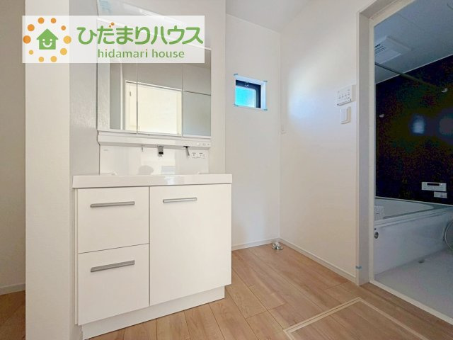 【独立洗面台】 | 我孫子市つくし野11期　新築戸建 | 三面鏡の大きな鏡は憧れます(^^♪
鏡の後ろは収納となっていて、細かいものでも収納できるのでスッキリと整理できます！