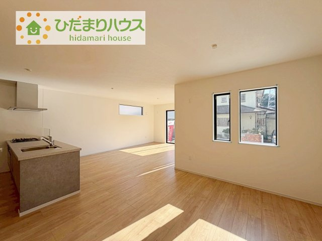 【居間・リビング】 | 我孫子市つくし野11期　新築戸建 | 南側にお庭があり、明るく開放感のあるリビング。
昼間は、電気いらずでエコ+節約にもなります。