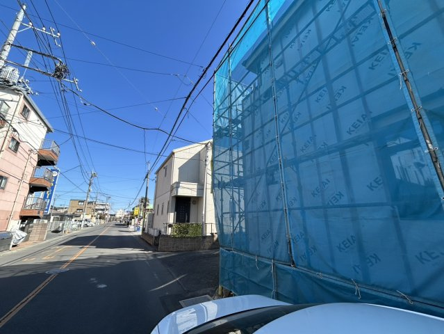 上尾市中妻5期　新築戸建　GRACE01の前面道路含む現地写真