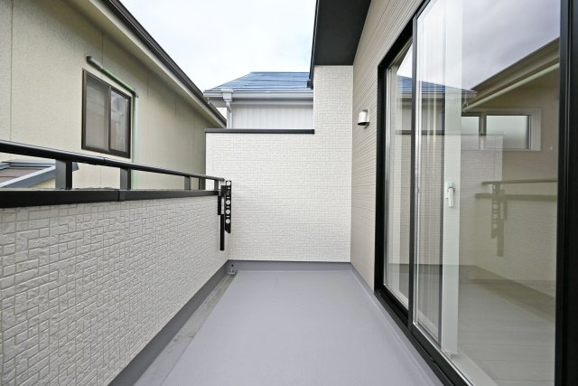ブルーミングガーデン東鳴尾町2丁目新築一戸建て│3LDK+駐車2台可(車種制限有)のバルコニー|2階主寝室側に面したメインバルコニーです。標準で物干し金具が設置されています。