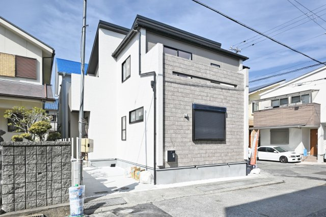 ブルーミングガーデン東鳴尾町2丁目新築一戸建て│3LDK+駐車2台可(車種制限有)の外観|阪神武庫川線「東鳴尾」駅徒歩3分の立地、角地の限定1区画の新築戸建が販売開始致しました。
完成済みの為、即日のご内覧が可能です。