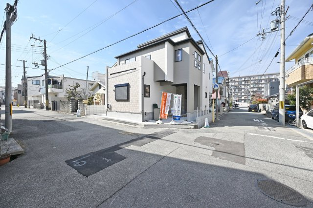 ブルーミングガーデン東鳴尾町2丁目新築一戸建て│3LDK+駐車2台可(車種制限有)の前面道路含む現地写真|角地の為、開放感がございます。
道路幅にも余裕があるので駐車の際も安心です。