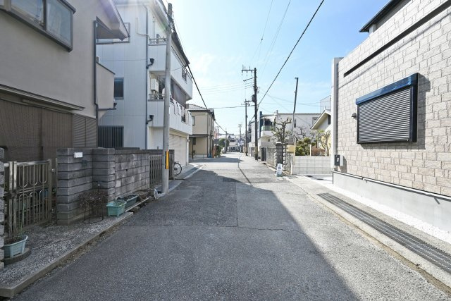 ブルーミングガーデン東鳴尾町2丁目新築一戸建て│3LDK+駐車2台可(車種制限有)の前面道路含む現地写真|東側道路幅員幅は約5.8ｍ幅です。