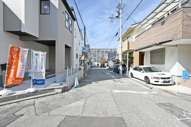 ブルーミングガーデン東鳴尾町2丁目新築一戸建て│3LDK+駐車2台可(車種制限有)の前面道路含む現地写真|北側道路幅員幅は約5.8ｍ幅です。