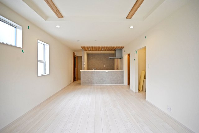 ブルーミングガーデン東鳴尾町2丁目新築一戸建て│3LDK+駐車2台可(車種制限有)の前面道路含む現地写真|北側道路幅員幅は約5.8ｍ幅です。