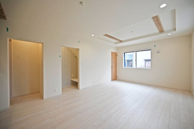 ブルーミングガーデン東鳴尾町2丁目新築一戸建て│3LDK+駐車2台可(車種制限有)の居間・リビング|1階LDKは18.5帖でゆとりある広さです。 インテリア配置に困らない間取り設計に加え、お子様のいる世帯に必要な部屋数を備えた物件です。