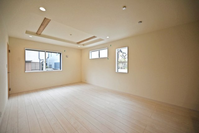 ブルーミングガーデン東鳴尾町2丁目新築一戸建て│3LDK+駐車2台可(車種制限有)の居間・リビング|1階LDKをダイニング側から撮影した内観写真です。インテリアに大きなサイズを選択しても動線を邪魔しない広々とした団らん空間です。