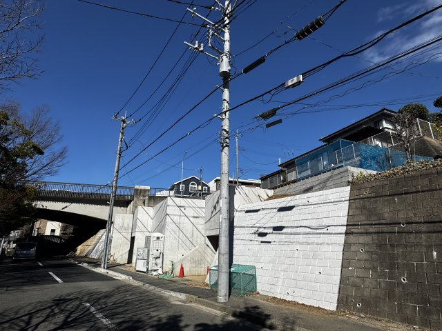 東山田３丁目　新築戸建１号地の前面道路含む現地写真