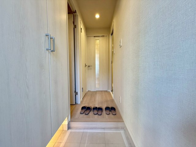 ルジェンテ南大塚の玄関|玄関横にはシューズボックスがついているため、片付いた玄関がキープできます！

現地ご見学希望・資料請求などお気軽にお問い合わせ下さい！
03-5990-5201