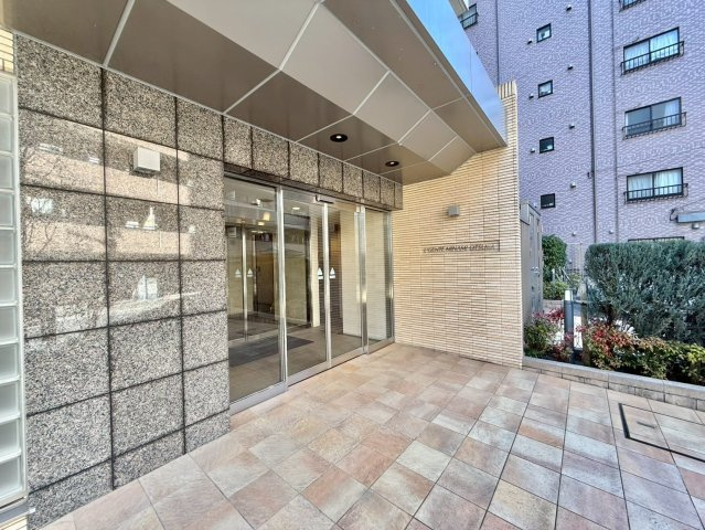 ルジェンテ南大塚の外観|住む人や訪れる人を心地よく迎え入れてくれるエントランス。ゆとりを感じさせる明るい空間を演出！

現地ご見学希望・資料請求などお気軽にお問い合わせ下さい！
03-5990-5201