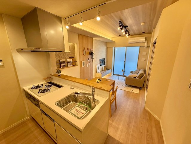 ルジェンテ南大塚のキッチン|南西向きのバルコニーから明るい陽射しが降り注ぐ、寛ぎのリビング。

現地ご見学希望・資料請求などお気軽にお問い合わせ下さい！
03-5990-5201