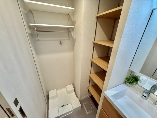 ルジェンテ南大塚のランドリースペース|収納力のある実用性を兼ね備えた洗面化粧台です。

現地ご見学希望・資料請求などお気軽にお問い合わせ下さい！
03-5990-5201