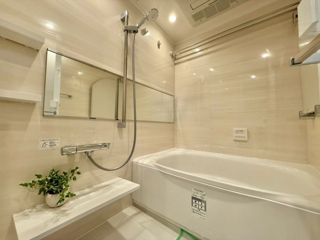 ルジェンテ南大塚の浴室|追い焚き機能付きのため、帰りが遅くなった日にも温かい湯船に浸かって疲れを癒すことができます。

現地ご見学希望・資料請求などお気軽にお問い合わせ下さい！
03-5990-5201