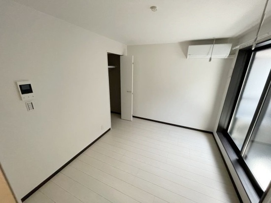 ベイルーム追浜町の居間・リビング|広々6.1帖のリビング