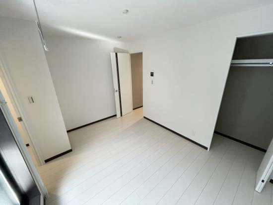 ベイルーム追浜町の寝室|白を基調とした清潔感のある室内