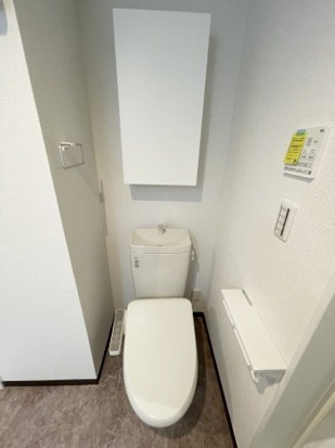 ベイルーム追浜町のトイレ|ウォシュレット・収納付きトイレ