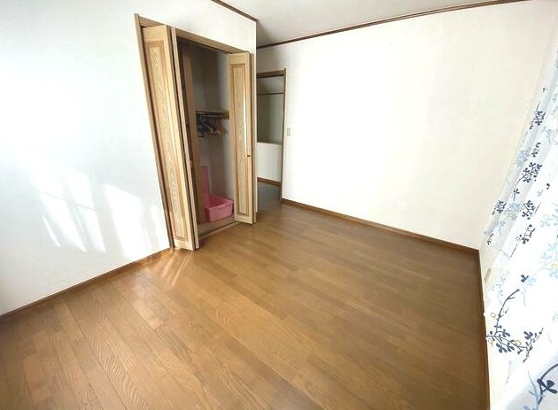 茂原市緑ヶ丘5　中古戸建の洋室|リビング約14帖4LDK   駐車1台可能  緑ヶ丘リゾーン分譲地内  都市ガス上下水  