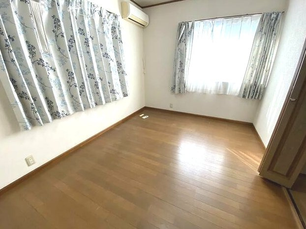 茂原市緑ヶ丘5　中古戸建の洋室|リビング約14帖4LDK   駐車1台可能  緑ヶ丘リゾーン分譲地内  都市ガス上下水  