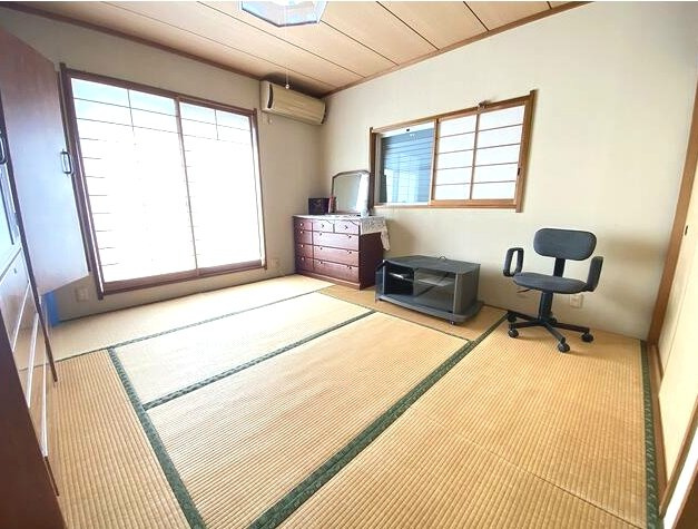 茂原市緑ヶ丘5　中古戸建の和室|リビング約14帖4LDK   駐車1台可能  緑ヶ丘リゾーン分譲地内  都市ガス上下水  