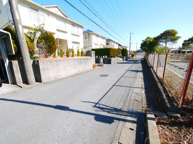茂原市緑ヶ丘5　中古戸建の前面道路含む現地写真|リビング約14帖4LDK   駐車1台可能  緑ヶ丘リゾーン分譲地内  都市ガス上下水  