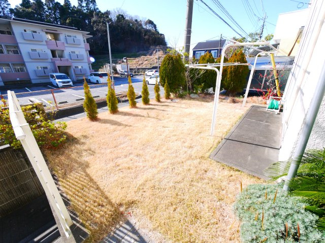 茂原市緑ヶ丘5　中古戸建の庭|リビング約14帖4LDK   駐車1台可能  緑ヶ丘リゾーン分譲地内  都市ガス上下水  