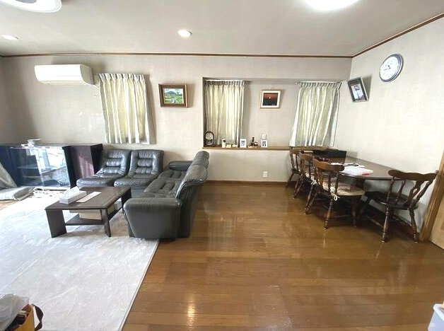 茂原市緑ヶ丘5　中古戸建の居間・リビング|リビング約14帖4LDK   駐車1台可能  緑ヶ丘リゾーン分譲地内  都市ガス上下水  