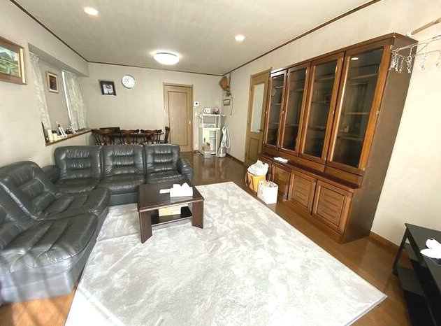 茂原市緑ヶ丘5　中古戸建の居間・リビング|リビング約14帖4LDK   駐車1台可能  緑ヶ丘リゾーン分譲地内  都市ガス上下水  