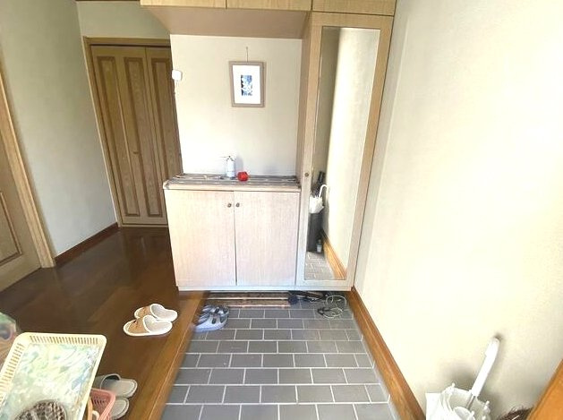 茂原市緑ヶ丘5　中古戸建の玄関|リビング約14帖4LDK   駐車1台可能  緑ヶ丘リゾーン分譲地内  都市ガス上下水  