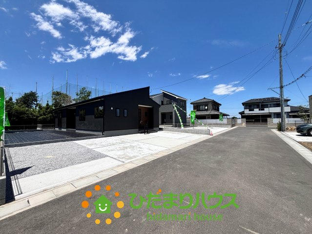 加須市日出安　新築一戸建て　02　リーブルガーデンの前面道路含む現地写真