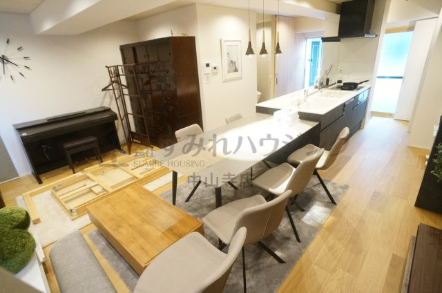 宝塚市泉町の事務所の居間・リビング