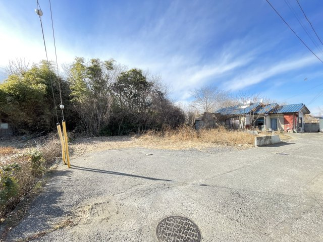 売地・住宅用地　太田市新田中江田町　木崎小学校・木崎中学校の外観|写真手前側の更地の住宅用地になります