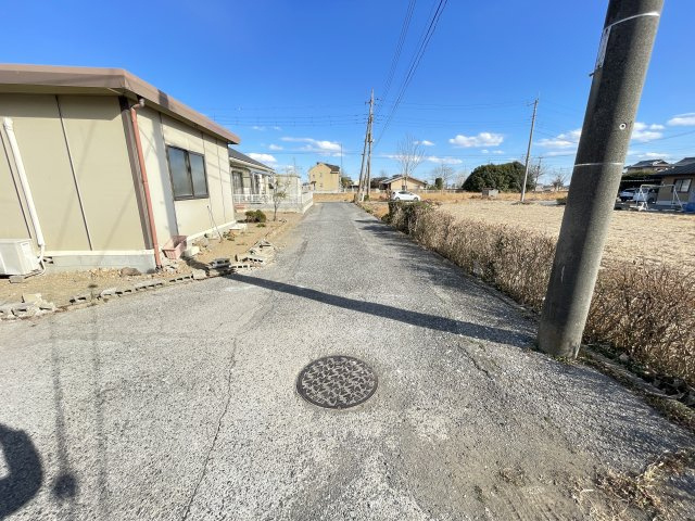 売地・住宅用地　太田市新田中江田町　木崎小学校・木崎中学校の前面道路含む現地写真|交通量が抑えられているので落ち着きのある環境です。