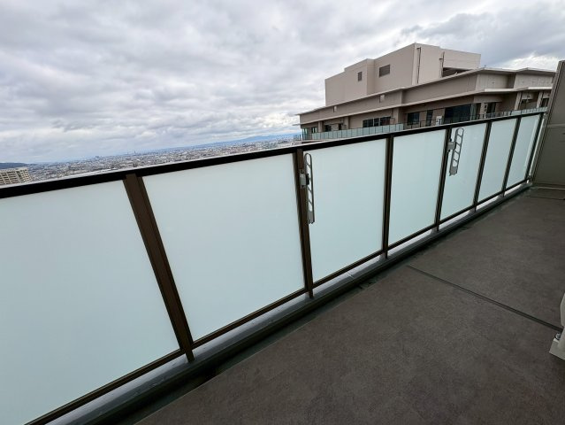 ジオタワー宝塚グランレジスＴｈｅＮｏｒｔｈのバルコニー|外からの目が気にならないバルコニーで洗濯物が干せます