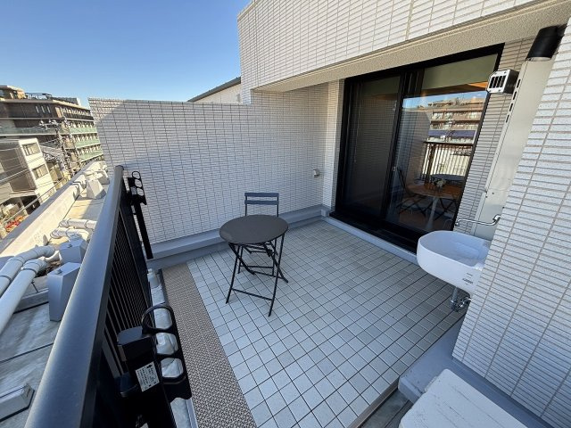 【バルコニー】 | サンウッド浜田山 | このお部屋の売りでもあるルーフバルコニー♪暖かい時期なら朝一番のコーヒータイムに最適です。お出かけ前のひと時のリラックスタイムは如何でしょうか？