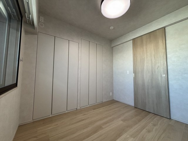 【洋室】 | サンウッド浜田山 | 洋室5.0畳の収納は閉めれば違和感なくお部屋のイメージに溶け込みます。正形の形状なので家具やベッドの配置に困る事はありません。お好みの配置でプライベート空間をお楽しみください。