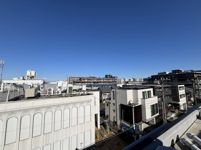 【展望】 | サンウッド浜田山 | バルコニーからの眺望です。目の前が西友でお買い物にも便利な立地♪駅から徒歩2分、西友までは徒歩10秒です！利便性と高級感を兼ねそろえた上級な暮らしを演出致します。