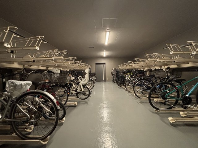 【駐輪場】 | サンウッド浜田山 | 駐輪場は地下に設置されており建物内から地下におり、専用エレベーターで地上階の外へ運んでくれます。考えこまれた動線に私も関心致しました。