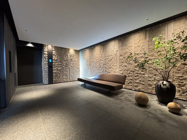 【ロビー】 | サンウッド浜田山 | 上質な造りとはまさにこのこと！！ダブルオートロックでセキュリティー面も充実のロビー♪お客様の来訪にも恥じる事のないセンスのいい造りに拘りました。