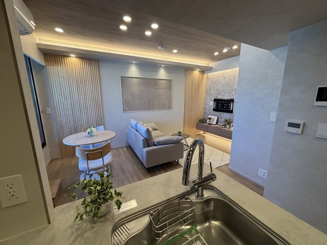 【キッチン】 | サンウッド浜田山 | キッチンでお料理しながらでもリビングの人たちとの会話が楽しめます。生活動線を十分に考えた間取りが特徴です♪急なご内覧希望にもご対応致します。お気軽にお問合せ下さいませ。