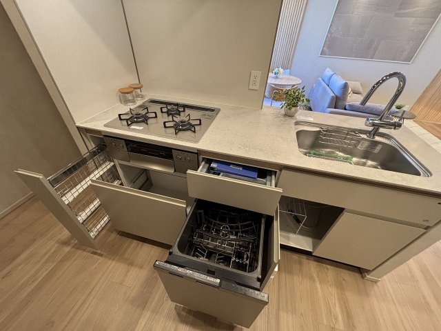 【キッチン】 | サンウッド浜田山 | 使い勝手のいいシステムキッチンは、食洗器も搭載で収納も豊富です♪リビングが一望できますのでご家族と楽しい会話をしながらのお料理で腕を振るってみては如何でしょうか！