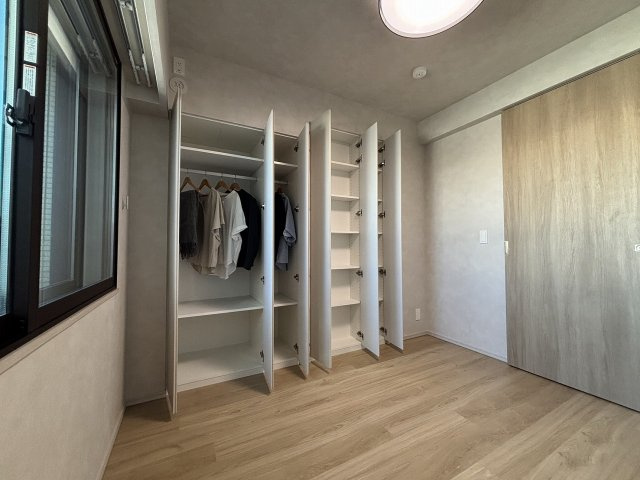 【洋室】 | サンウッド浜田山 | 寝室利用となるかと思います。5.0畳の洋室は収納もおしゃれで豊富です♪真四角の形状なのでベッドなどのレイアウトも自由自在でお好みに合わせて配置が可能です！